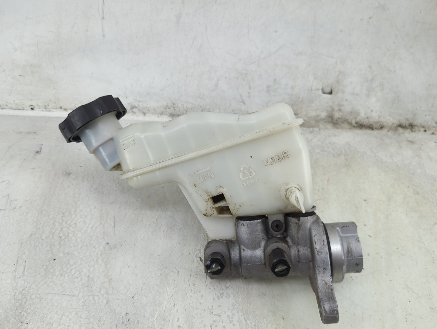 2012-2017 Hyundai Veloster Brake Master Cylinder 1492388 - Oemusedautoparts1.com