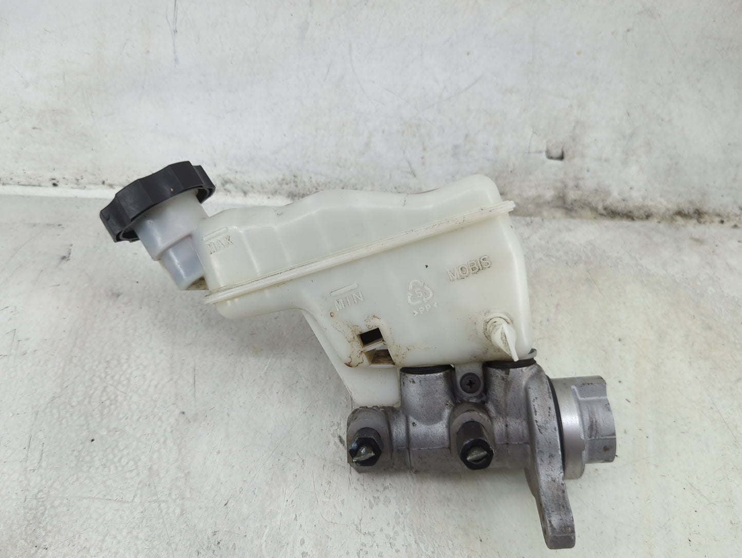2012-2017 Hyundai Veloster Brake Master Cylinder 1492388 - Oemusedautoparts1.com
