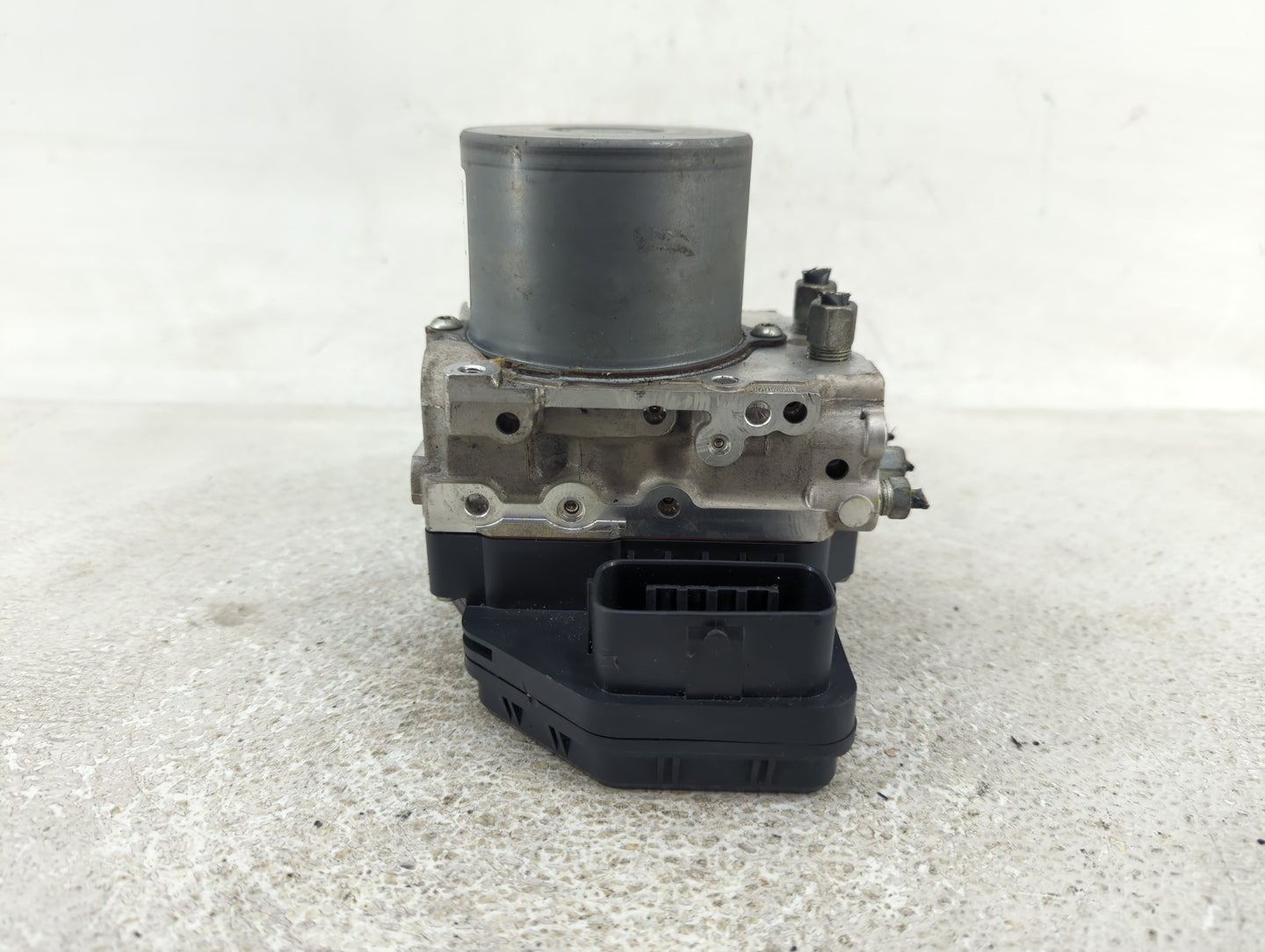 2014-2015 Infiniti Q50 ABS Pump Control Module Replacement P/N:47660-4GB1A Fits Fits 2014 2015 OEM Used Auto Parts - Oemused