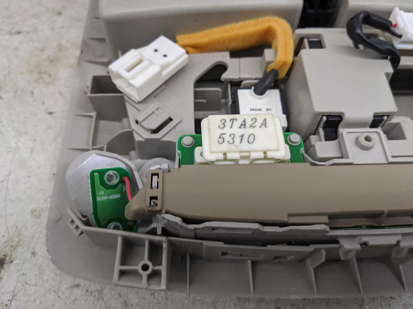 2015 Infiniti Q50 Overhead Roof Console Tan - Oemusedautoparts1.com