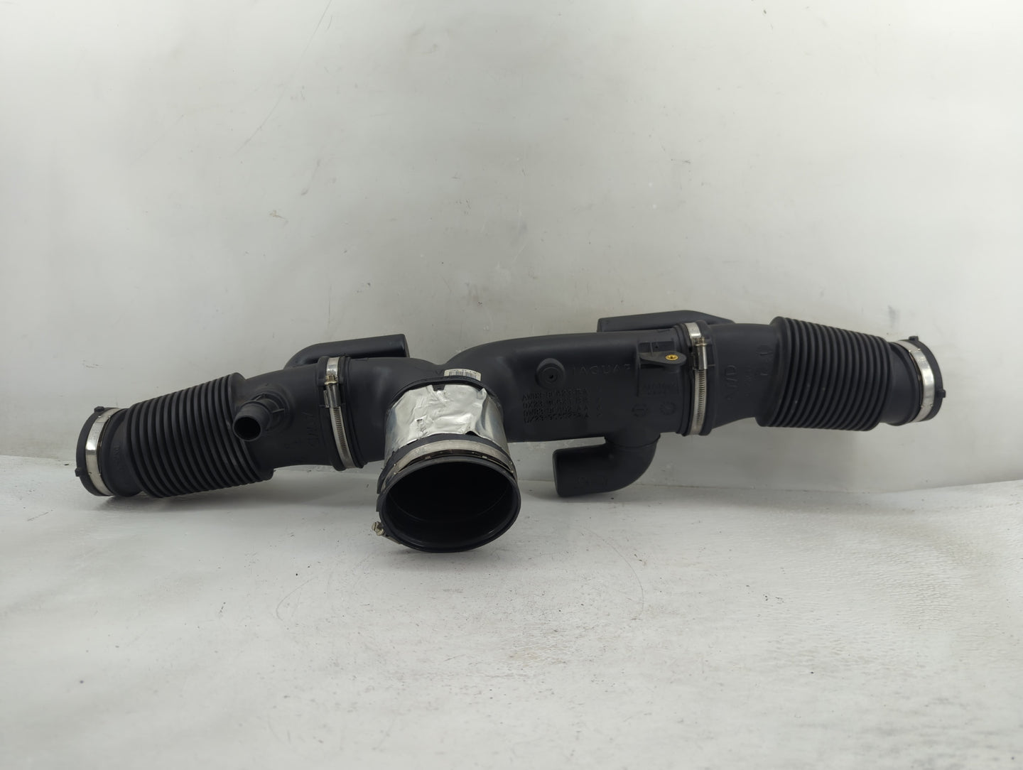 2015 Jaguar Xf Air Cleaner Intake Duct Hose Tube - Oemusedautoparts1.com