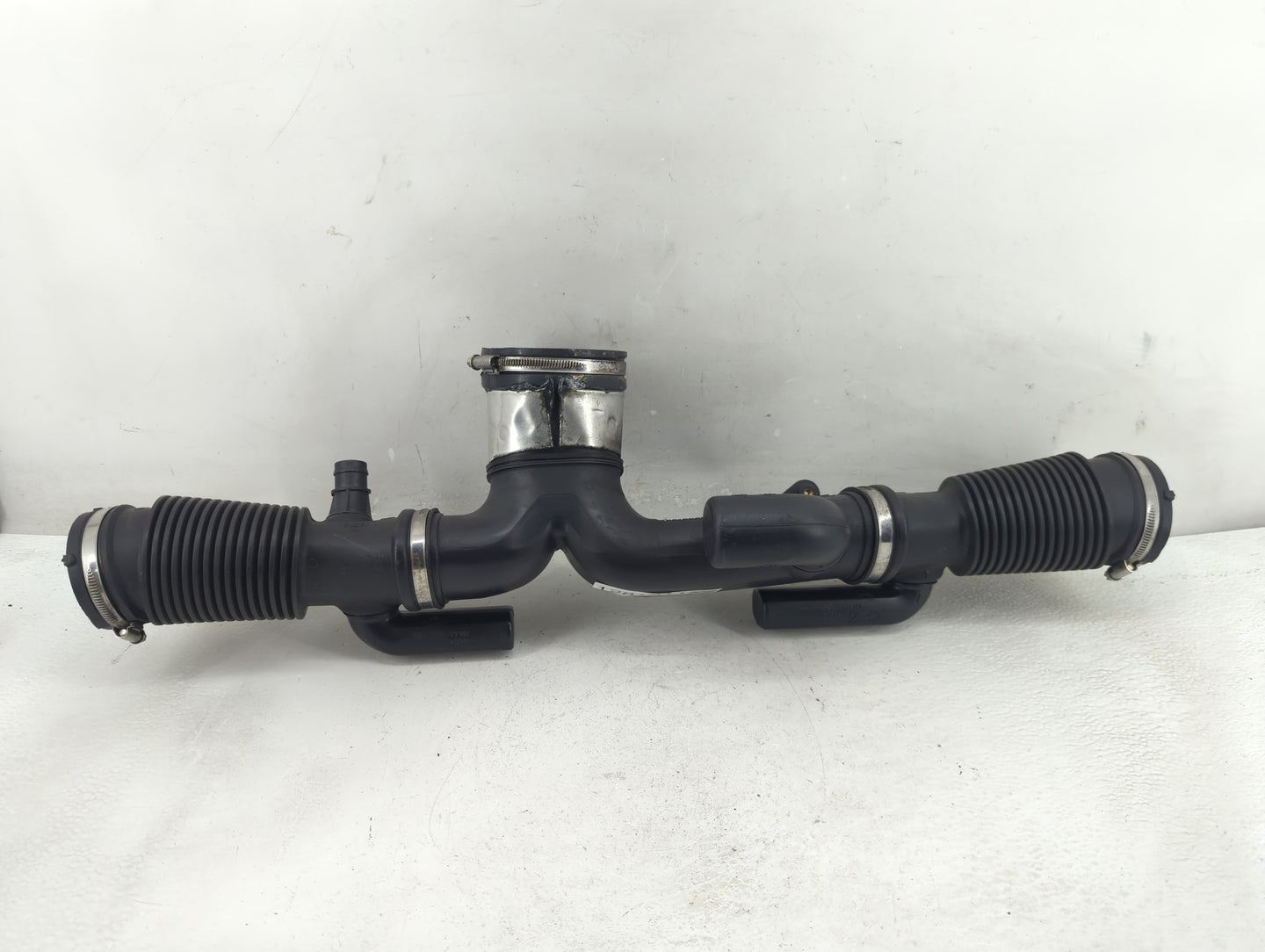 2015 Jaguar Xf Air Cleaner Intake Duct Hose Tube - Oemusedautoparts1.com