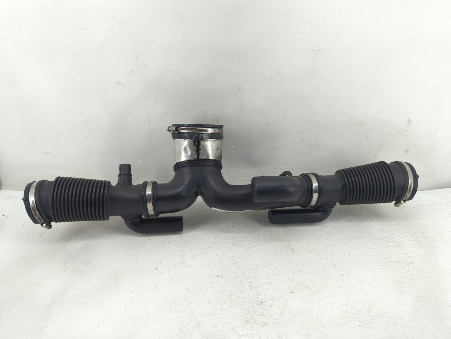2015 Jaguar Xf Air Cleaner Intake Duct Hose Tube - Oemusedautoparts1.com