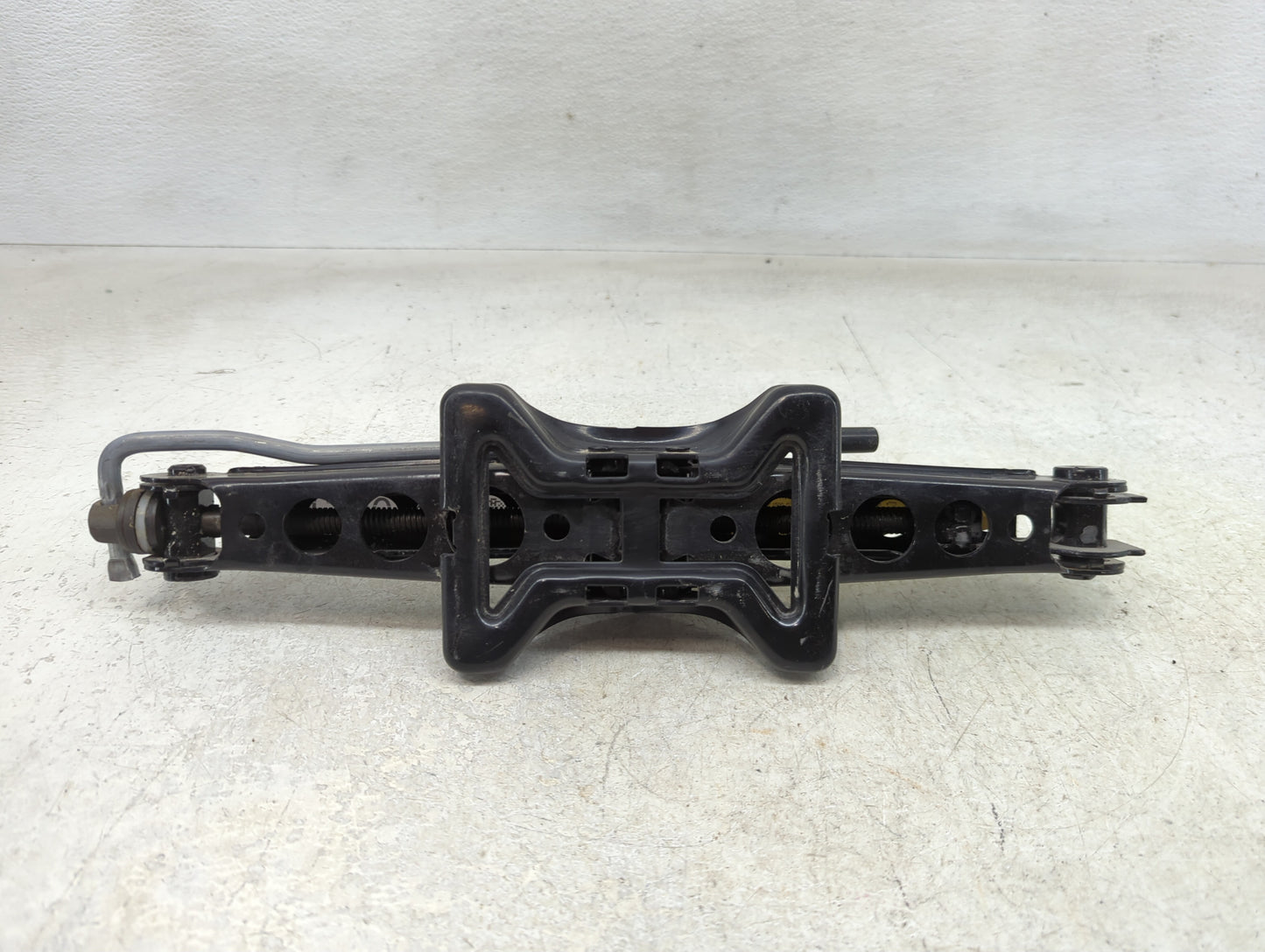 2015 Jaguar Xj Spare Scissor Car Jack - Oemusedautoparts1.com