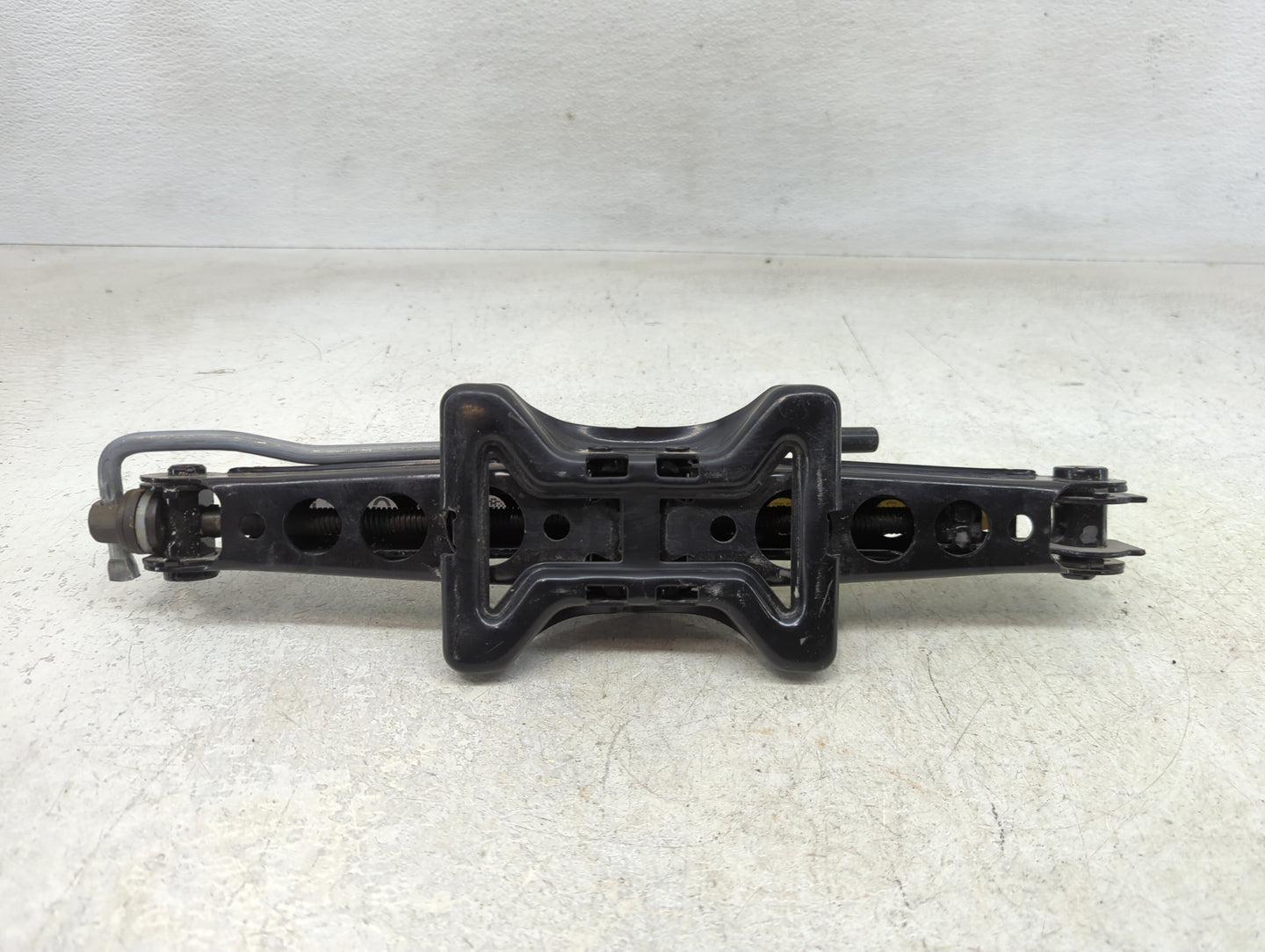 2015 Jaguar Xj Spare Scissor Car Jack - Oemusedautoparts1.com