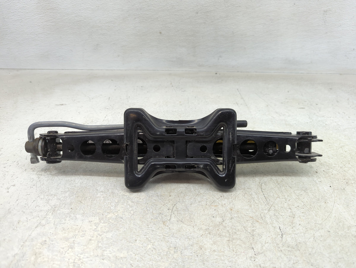 2015 Jaguar Xj Spare Scissor Car Jack - Oemusedautoparts1.com
