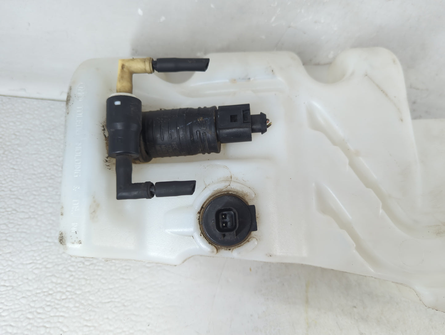 2014-2018 Jeep Cherokee Windshield Washer Fluid Reservoir Bottle Oem - Oemusedautoparts1.com