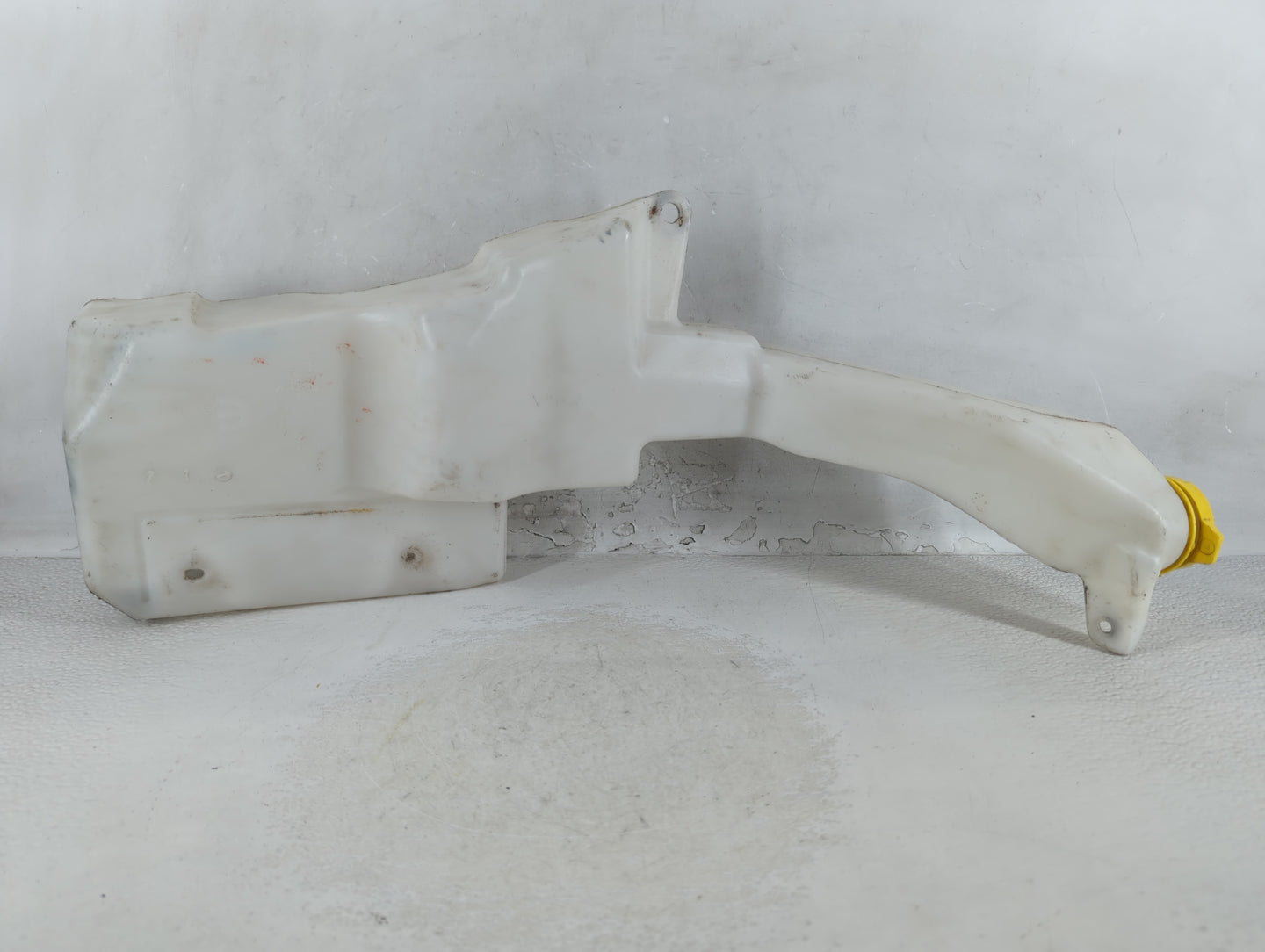 2014-2018 Jeep Cherokee Windshield Washer Fluid Reservoir Bottle Oem - Oemusedautoparts1.com