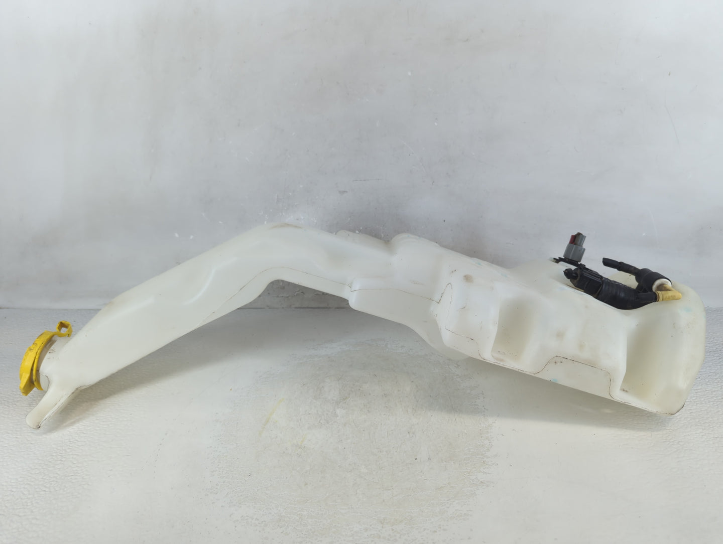 2014-2018 Jeep Cherokee Windshield Washer Fluid Reservoir Bottle Oem - Oemusedautoparts1.com
