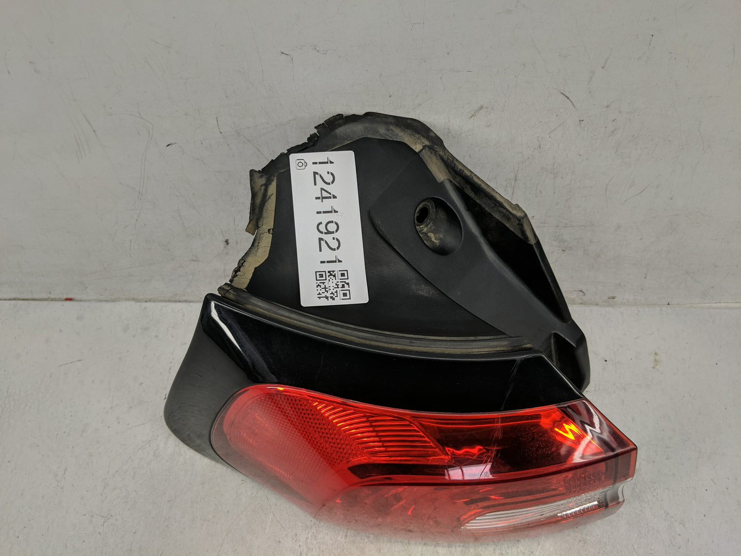 2014-2018 Jeep Cherokee Tail Light Assembly Driver Left OEM Fits Fits 2014 2015 2016 2017 2018 OEM Used Auto Parts - Oemused