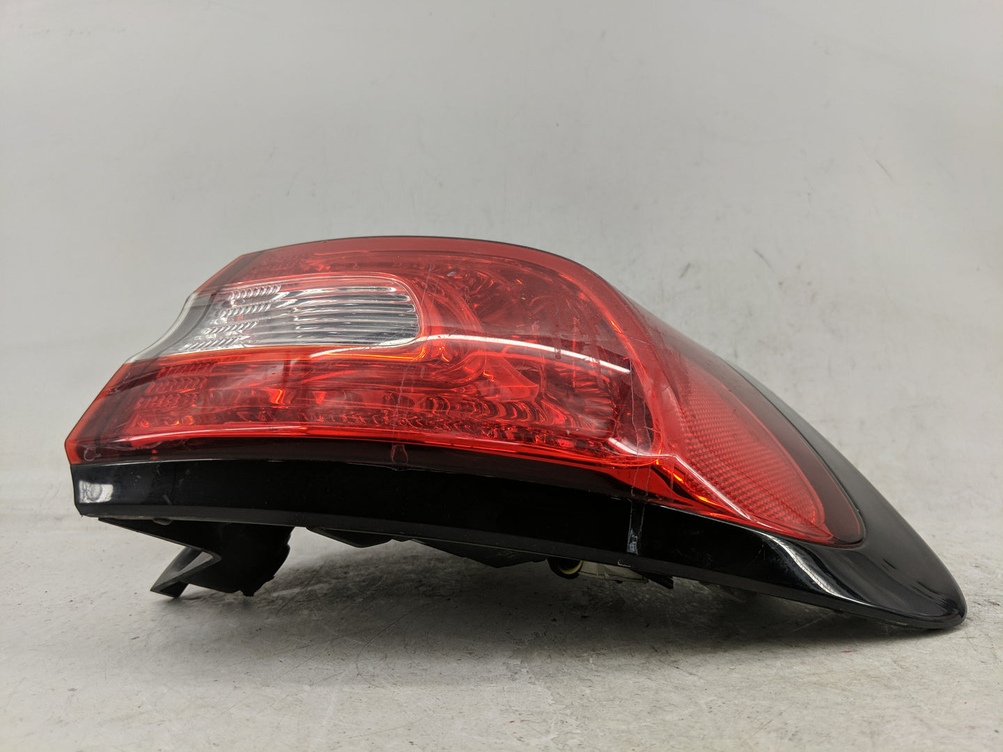 2014-2018 Jeep Cherokee Tail Light Assembly Passenger Right OEM P/N:E911068 Fits Fits 2014 2015 2016 2017 2018 OEM Used Auto