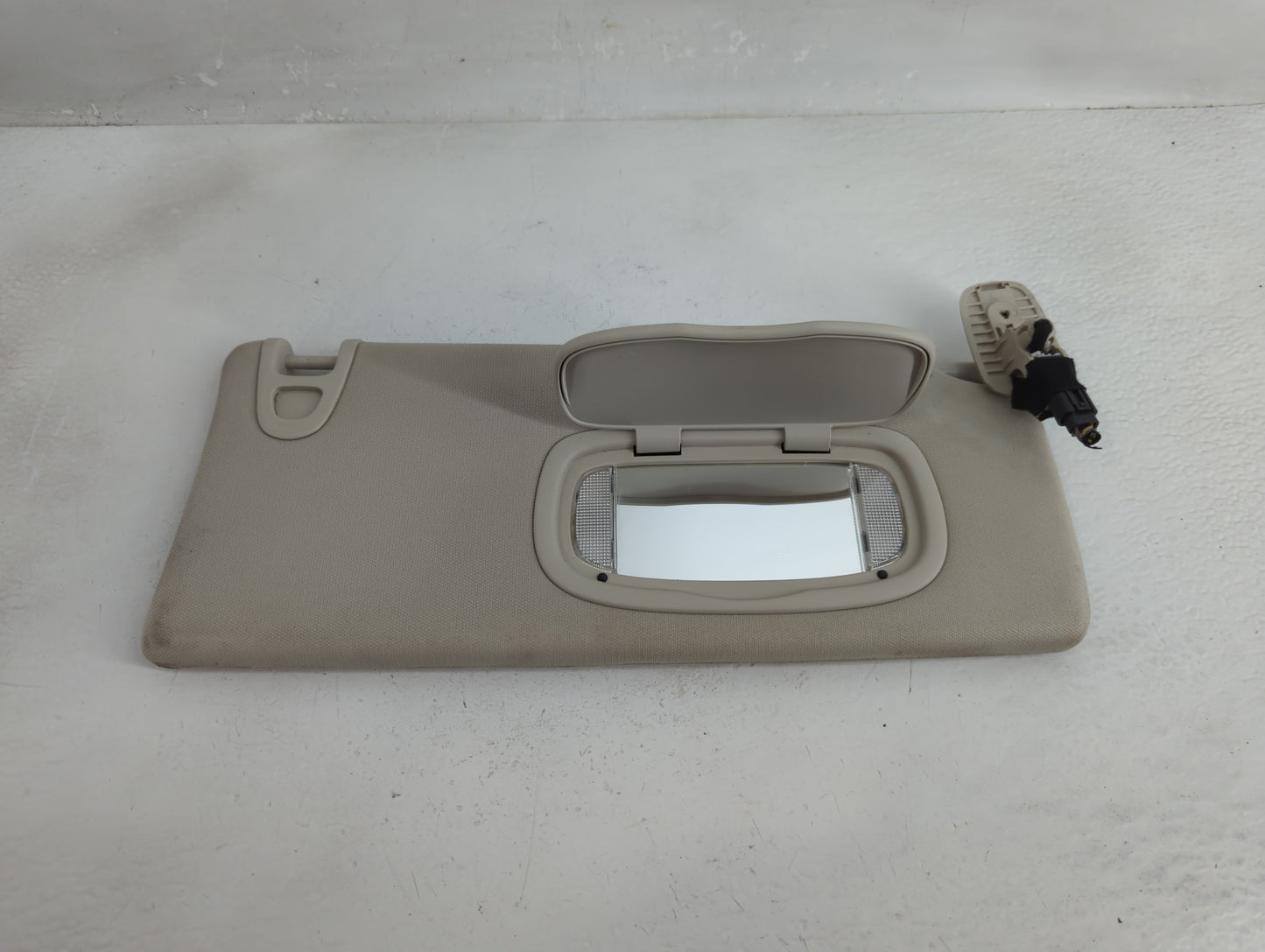 2014-2018 Jeep Cherokee Sun Visor Shade Replacement Passenger Right Mirror Fits Fits 2014 2015 2016 2017 2018 OEM Used Auto 