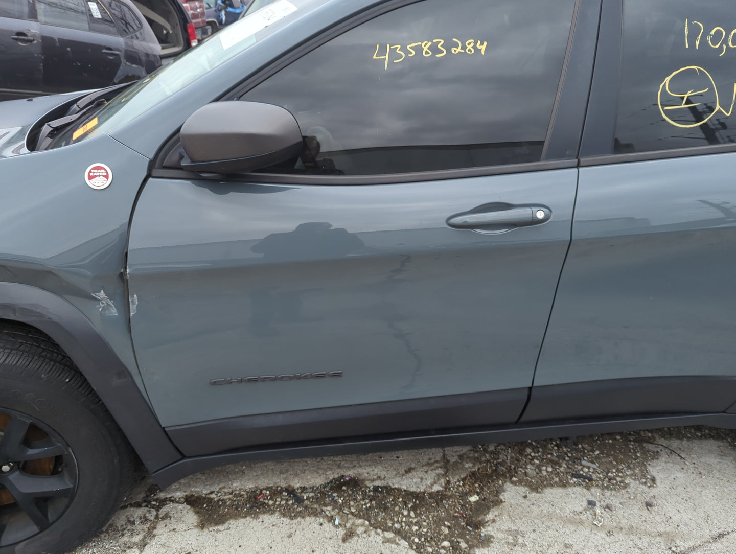 2014-2018 Jeep Cherokee Driver Front Door Oem 1304303 - Oemusedautoparts1.com