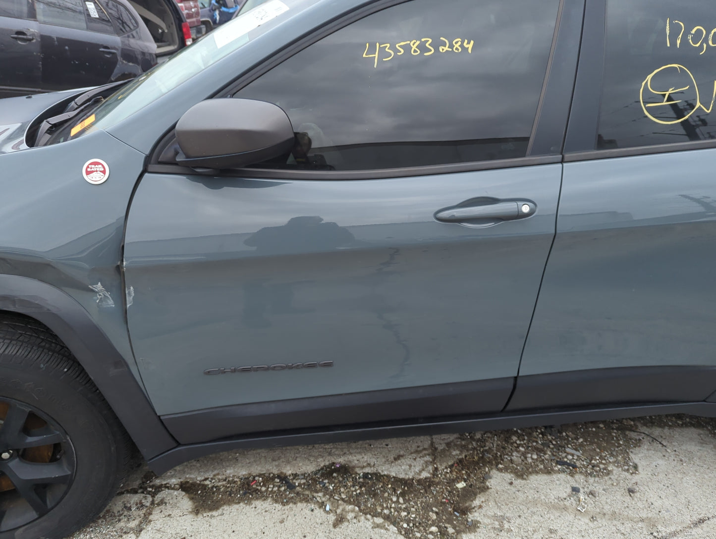 2014-2018 Jeep Cherokee Driver Front Door Oem 1304303 - Oemusedautoparts1.com
