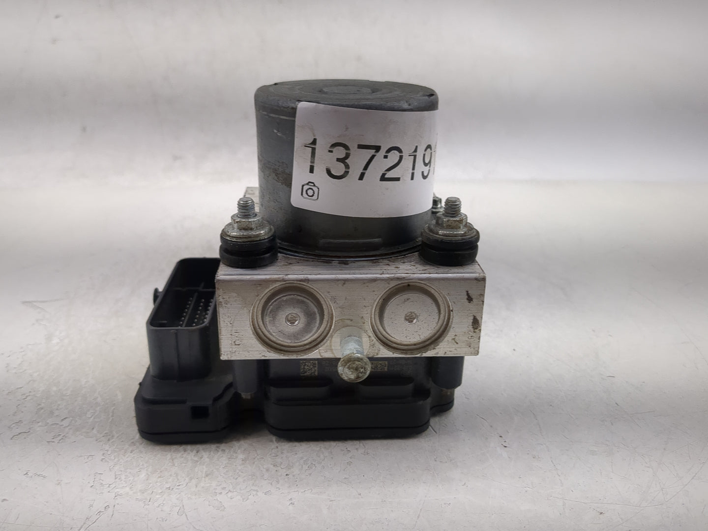 2015 Jeep Cherokee ABS Pump Control Module Replacement P/N:P68237001AC Fits OEM Used Auto Parts - Oemusedautoparts1.com