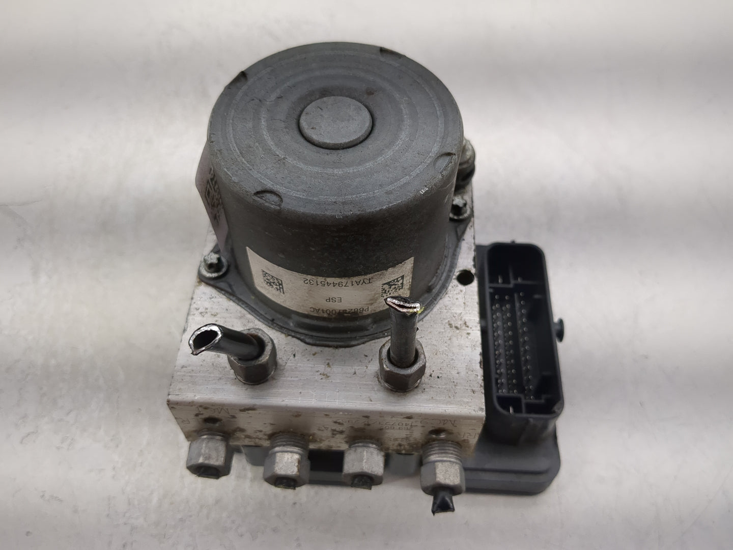 2015 Jeep Cherokee ABS Pump Control Module Replacement P/N:P68237001AC Fits OEM Used Auto Parts - Oemusedautoparts1.com