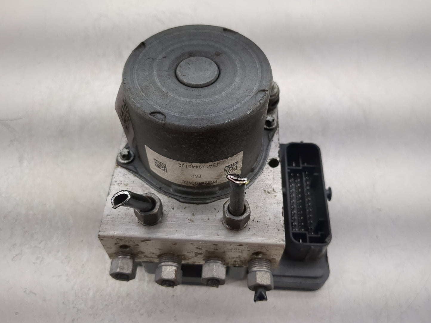 2015 Jeep Cherokee ABS Pump Control Module Replacement P/N:P68237001AC Fits OEM Used Auto Parts - Oemusedautoparts1.com