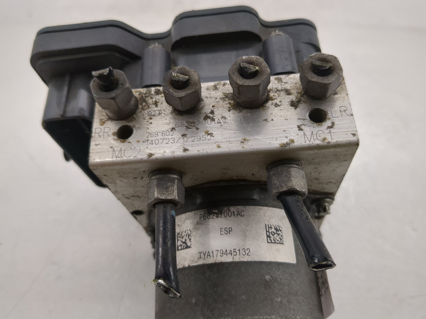 2015 Jeep Cherokee ABS Pump Control Module Replacement P/N:P68237001AC Fits OEM Used Auto Parts - Oemusedautoparts1.com