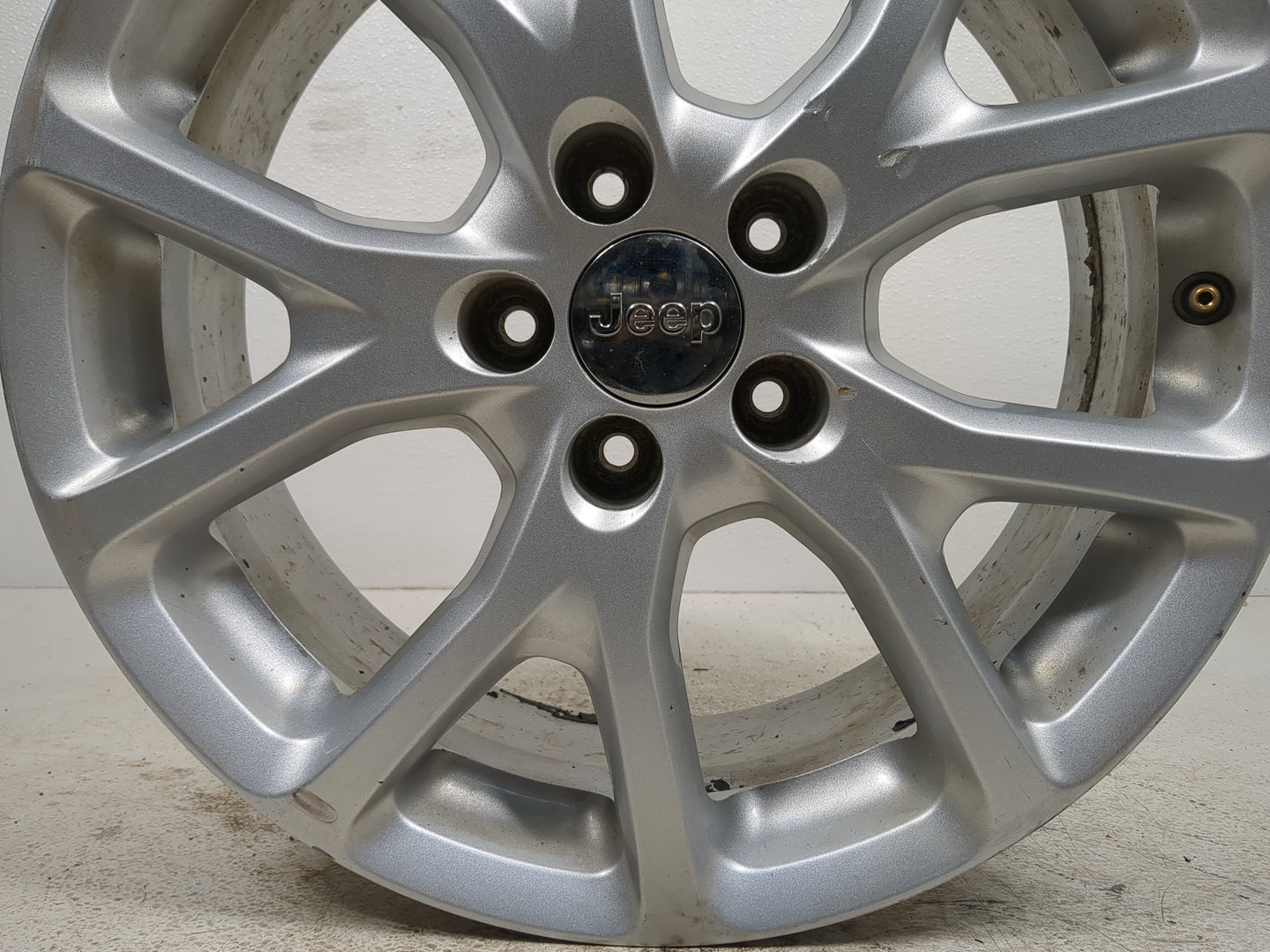 2014-2018 Jeep Cherokee Oem Wheel Rim - Oemusedautoparts1.com