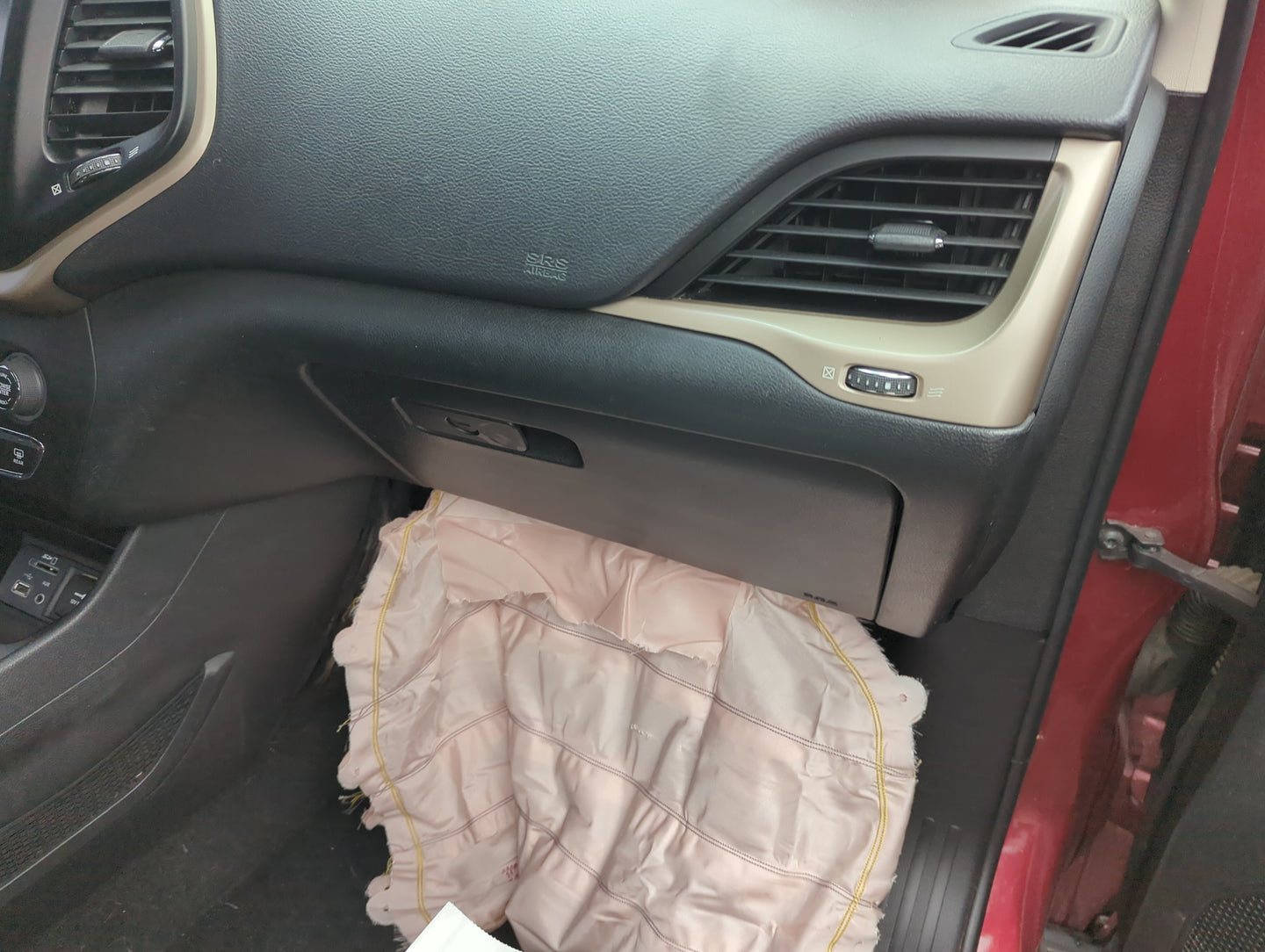 2015 Jeep Cherokee Passenger Glove Box Door Storage Compartment 1386719 - Oemusedautoparts1.com