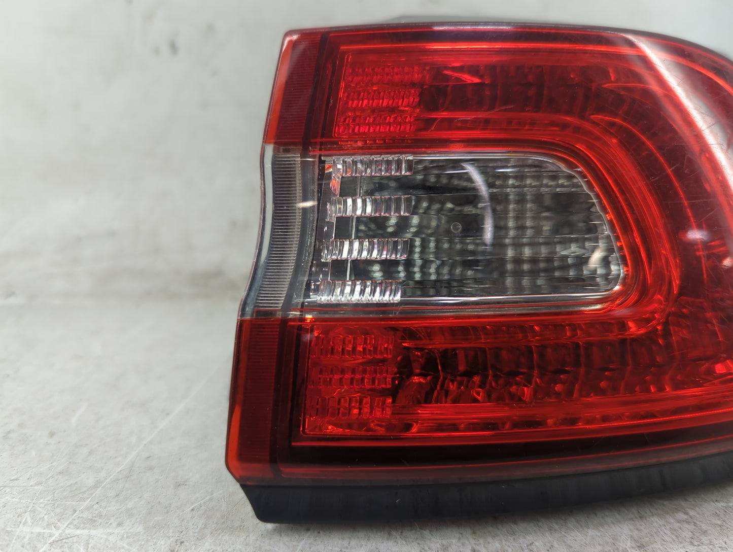 2014-2018 Jeep Cherokee Tail Light Assembly Passenger Right OEM P/N:68102906AD Fits Fits 2014 2015 2016 2017 2018 OEM Used A