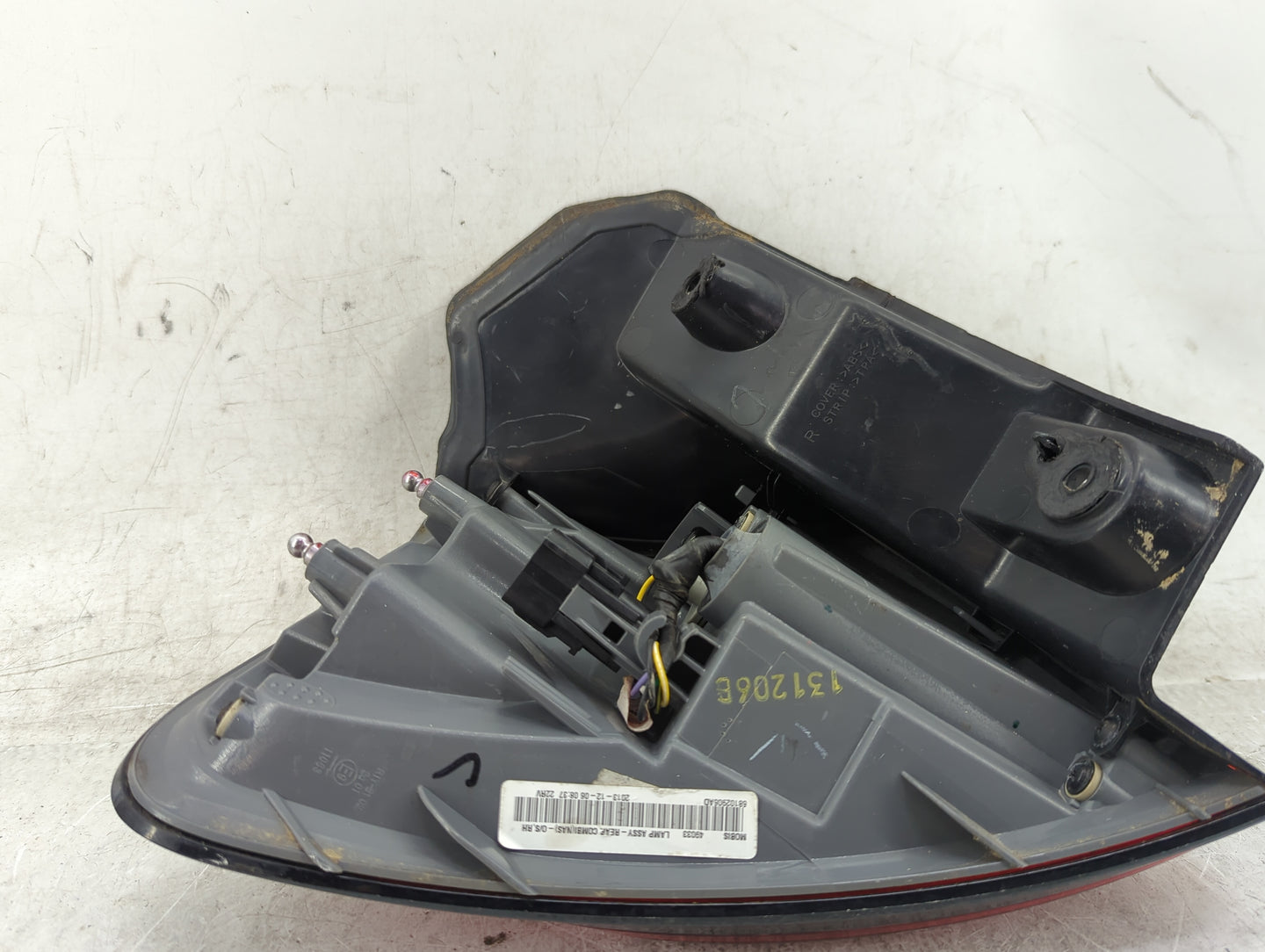 2014-2018 Jeep Cherokee Tail Light Assembly Passenger Right OEM P/N:68102906AD Fits Fits 2014 2015 2016 2017 2018 OEM Used A