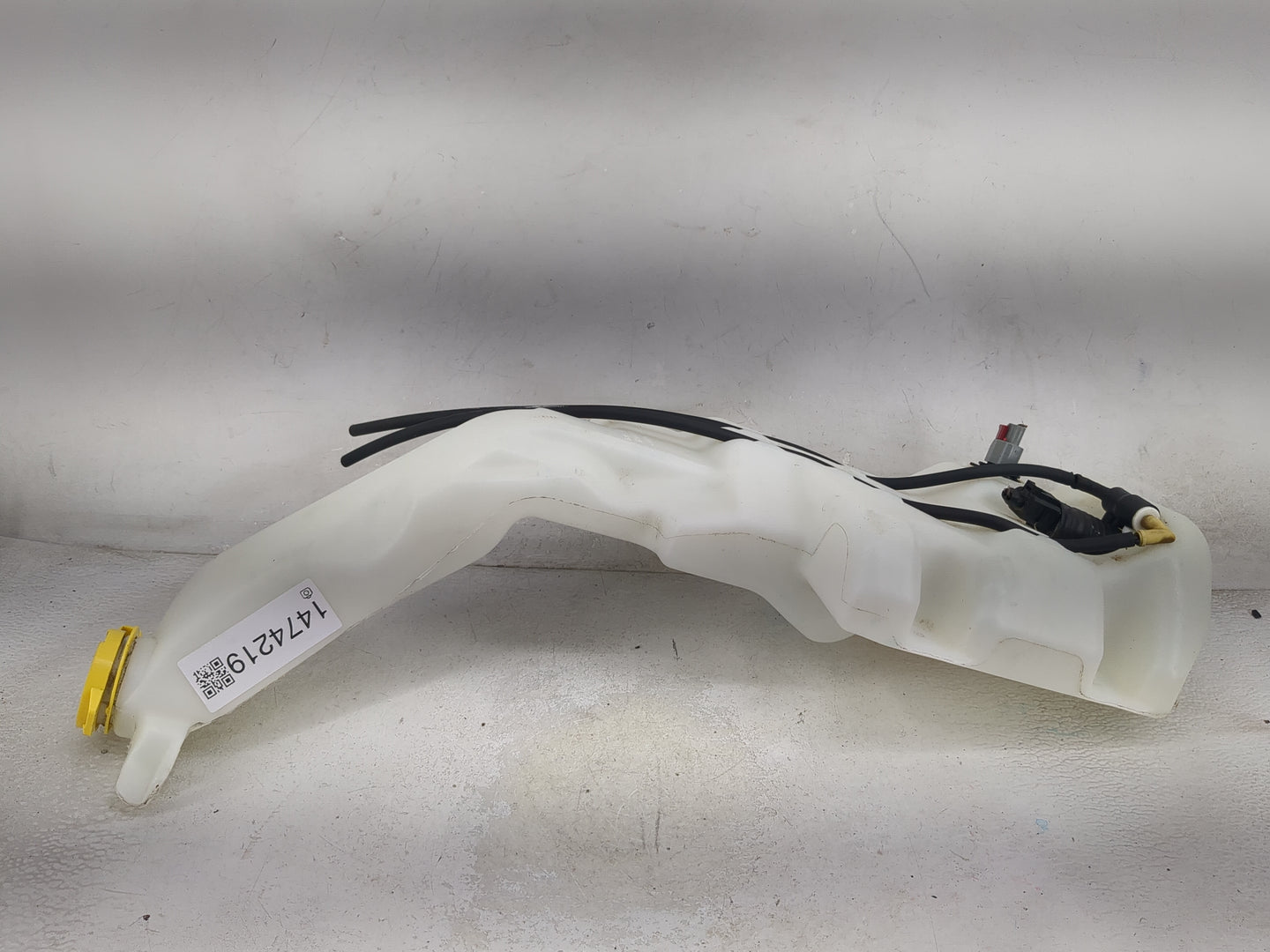 2014-2018 Jeep Cherokee Windshield Washer Fluid Reservoir Bottle Oem 1474219 - Oemusedautoparts1.com