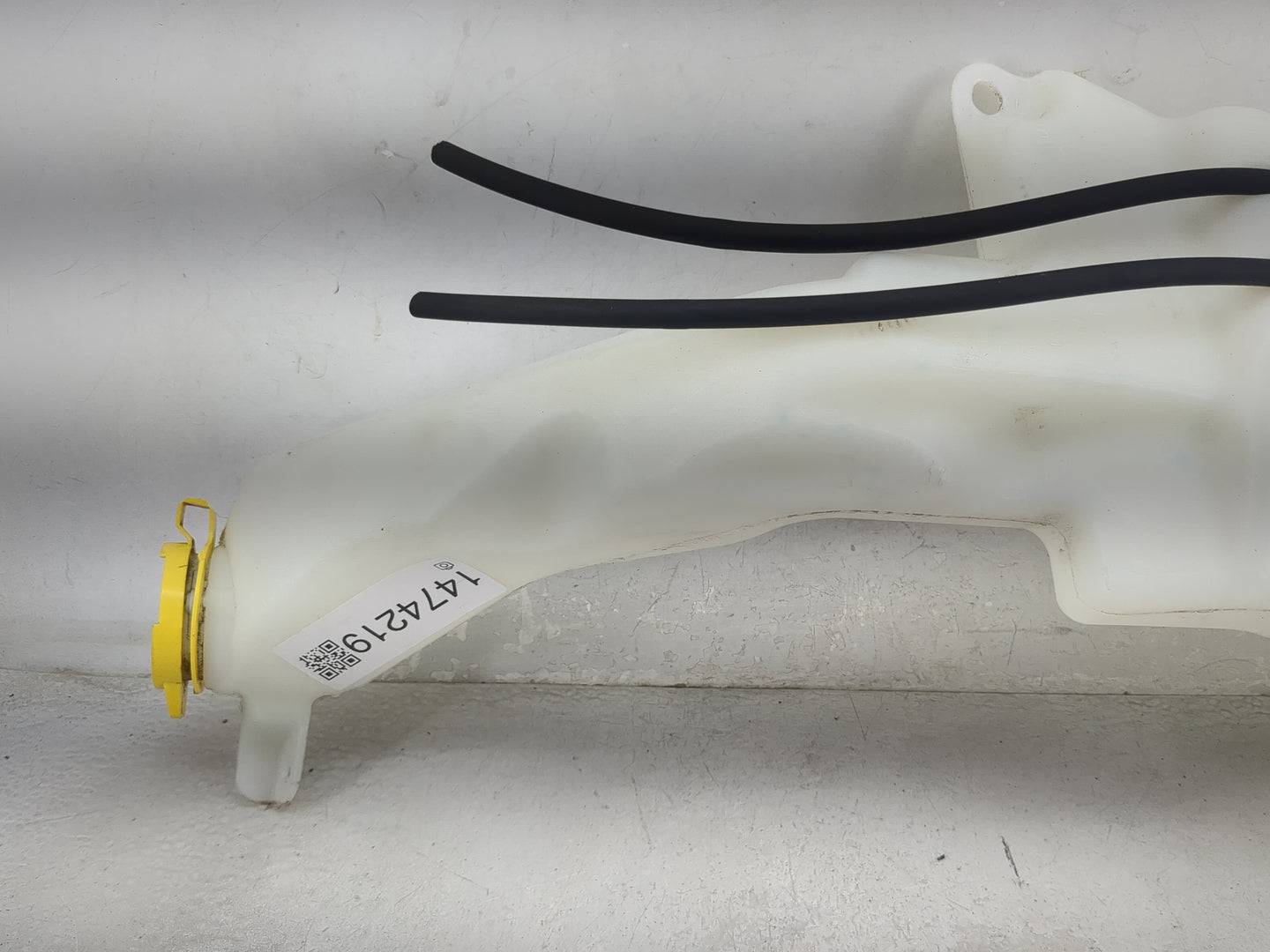 2014-2018 Jeep Cherokee Windshield Washer Fluid Reservoir Bottle Oem 1474219 - Oemusedautoparts1.com