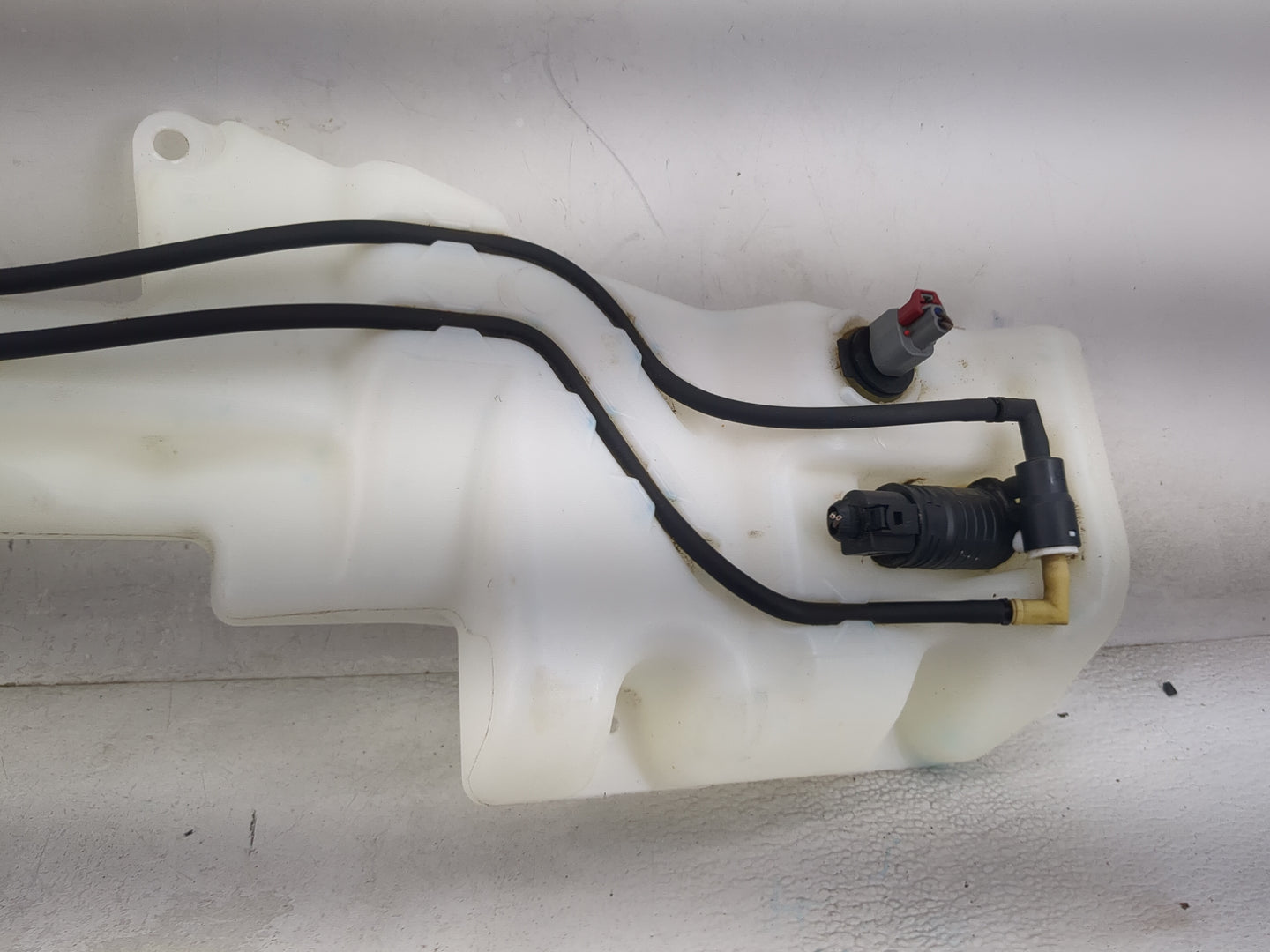 2014-2018 Jeep Cherokee Windshield Washer Fluid Reservoir Bottle Oem 1474219 - Oemusedautoparts1.com
