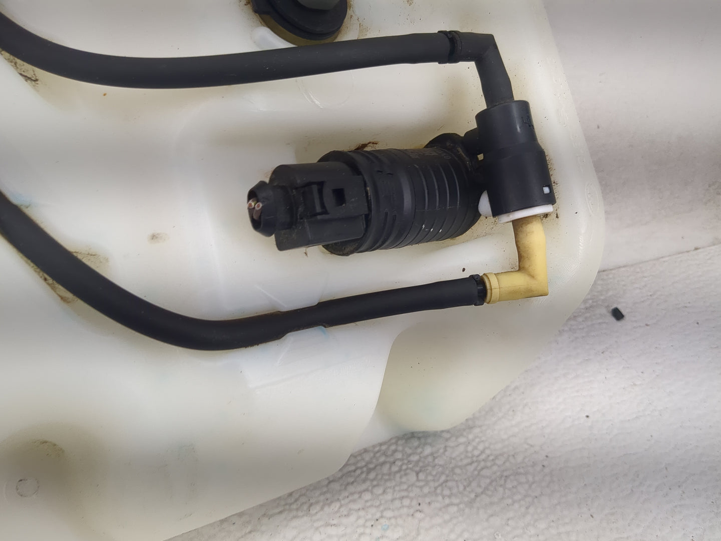 2014-2018 Jeep Cherokee Windshield Washer Fluid Reservoir Bottle Oem 1474219 - Oemusedautoparts1.com