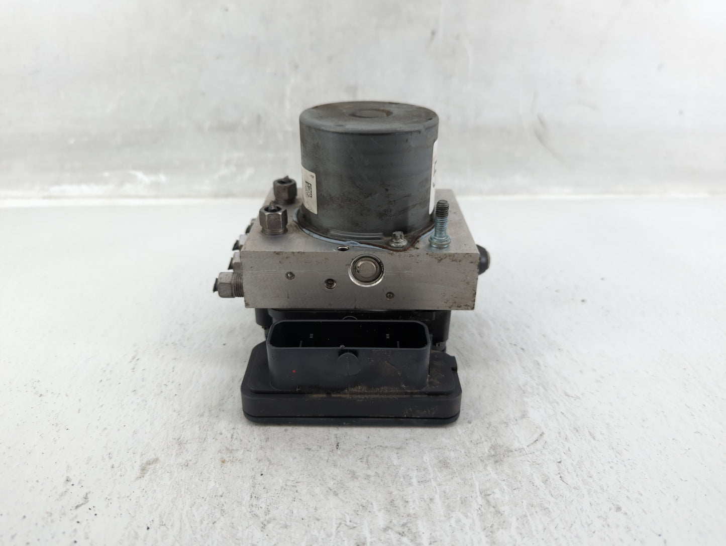2015 Jeep Cherokee ABS Pump Control Module Replacement P/N:P68237001AD Fits OEM Used Auto Parts - Oemusedautoparts1.com