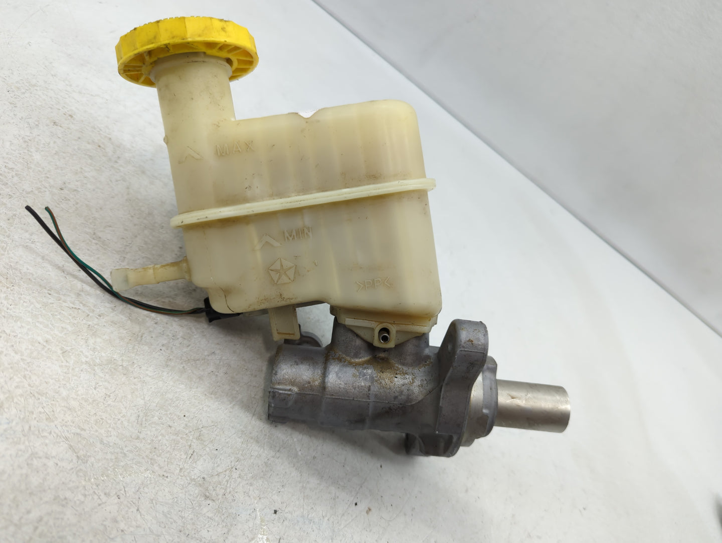 2014-2018 Jeep Cherokee Brake Master Cylinder - Oemusedautoparts1.com
