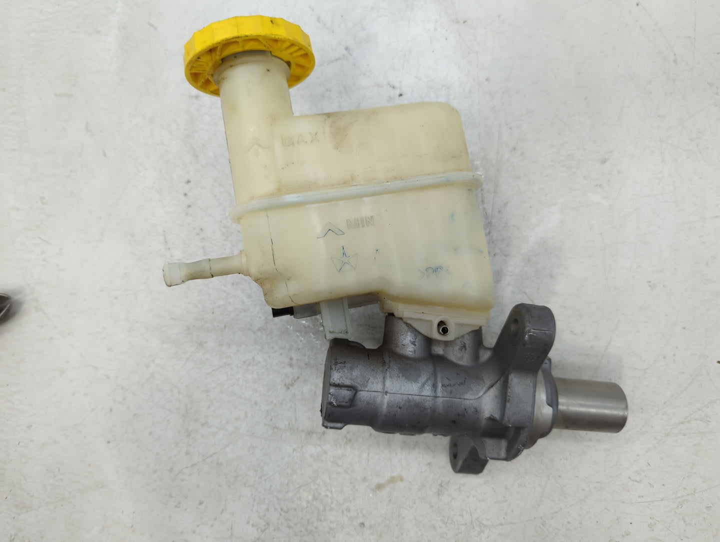 2014-2018 Jeep Cherokee Brake Master Cylinder - Oemusedautoparts1.com