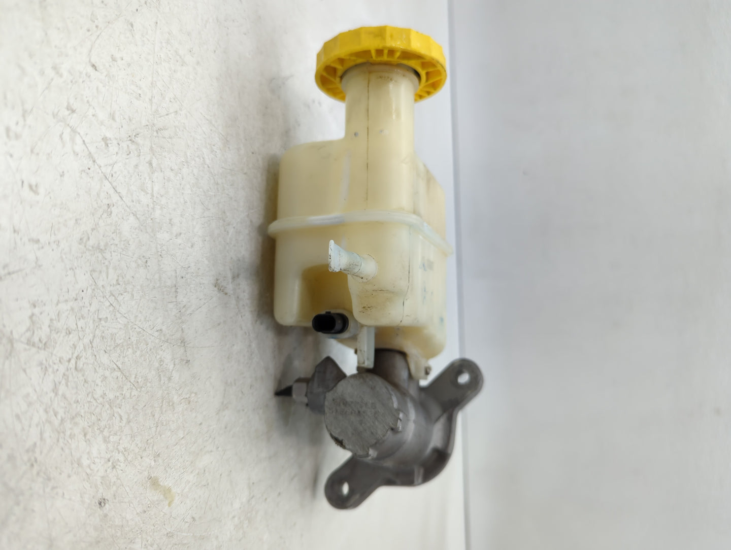 2014-2018 Jeep Cherokee Brake Master Cylinder - Oemusedautoparts1.com