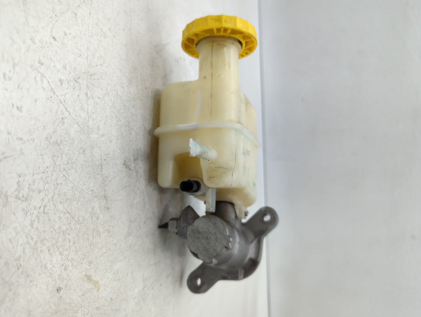 2014-2018 Jeep Cherokee Brake Master Cylinder - Oemusedautoparts1.com