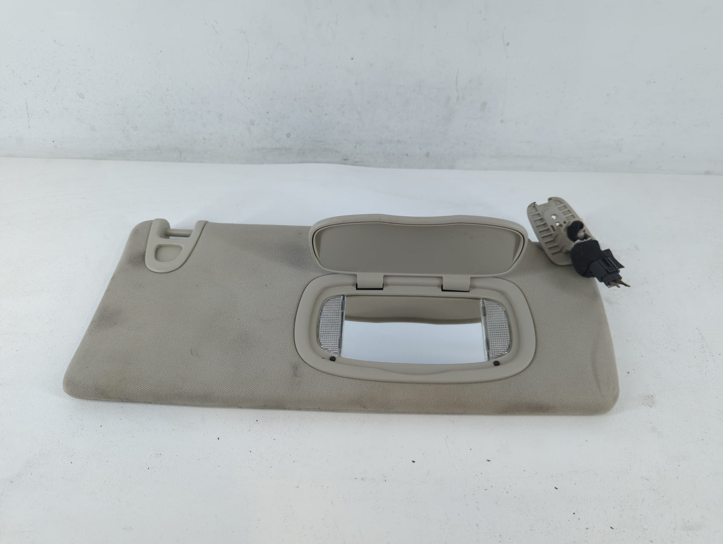 2014-2018 Jeep Cherokee Sun Visor Shade Replacement Passenger Right Mirror Fits Fits 2014 2015 2016 2017 2018 OEM Used Auto 