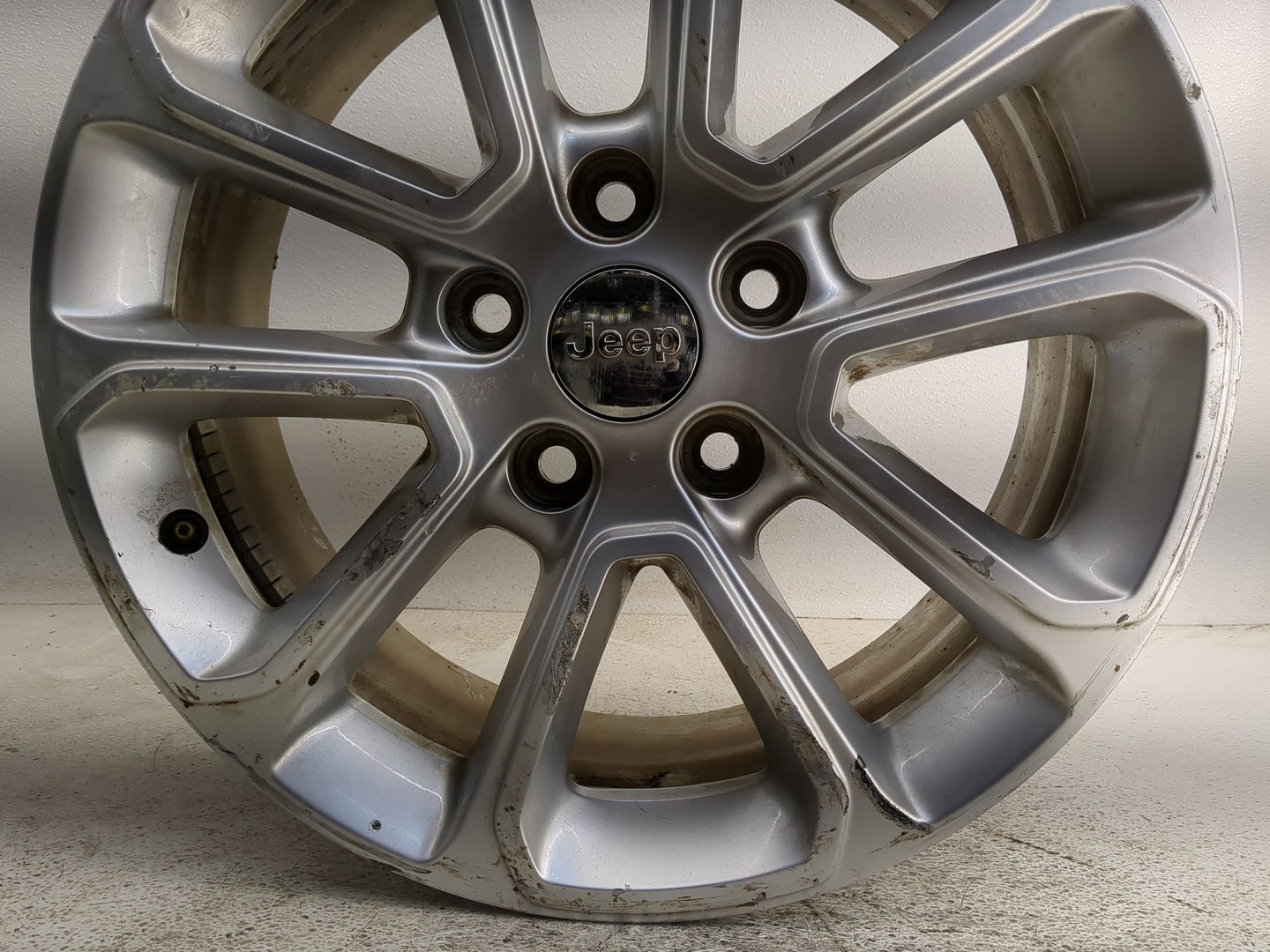 2014-2016 Jeep Grand Cherokee Oem Wheel Rim - Oemusedautoparts1.com