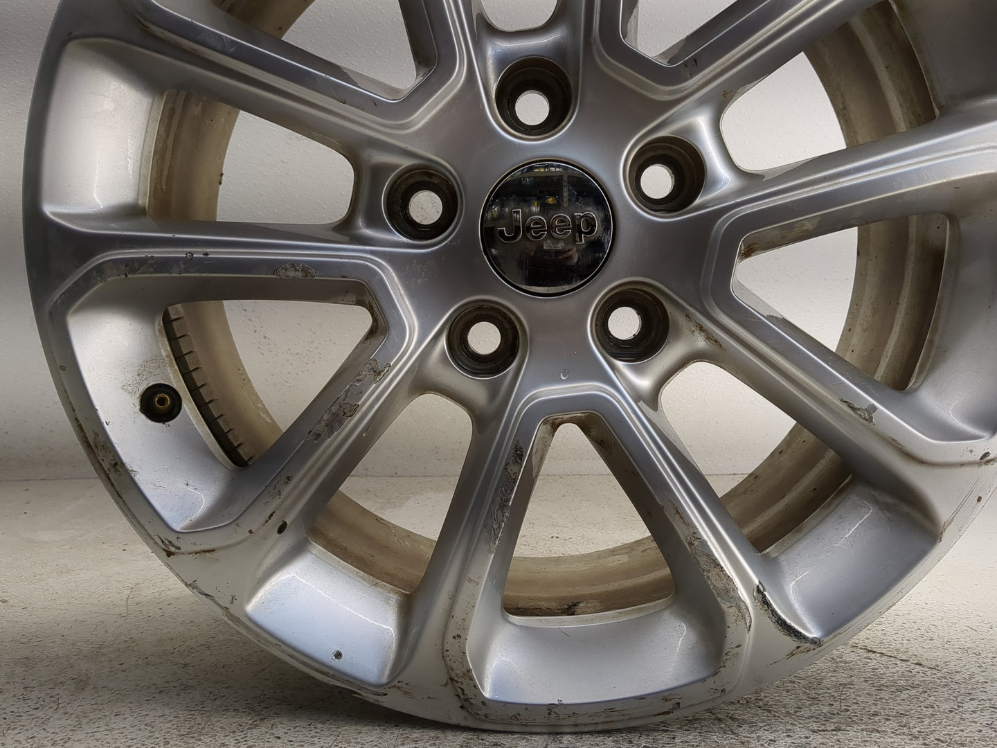 2014-2016 Jeep Grand Cherokee Oem Wheel Rim - Oemusedautoparts1.com