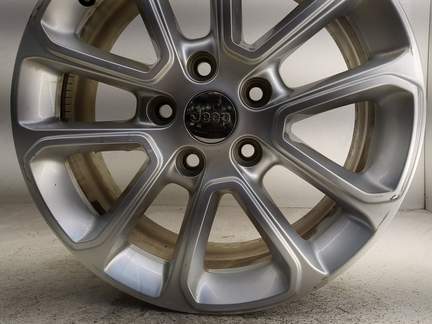 2014-2016 Jeep Grand Cherokee Oem Wheel Rim - Oemusedautoparts1.com