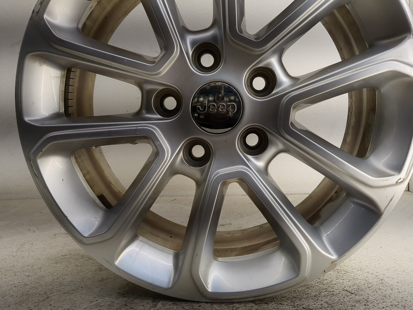 2014-2016 Jeep Grand Cherokee Oem Wheel Rim - Oemusedautoparts1.com