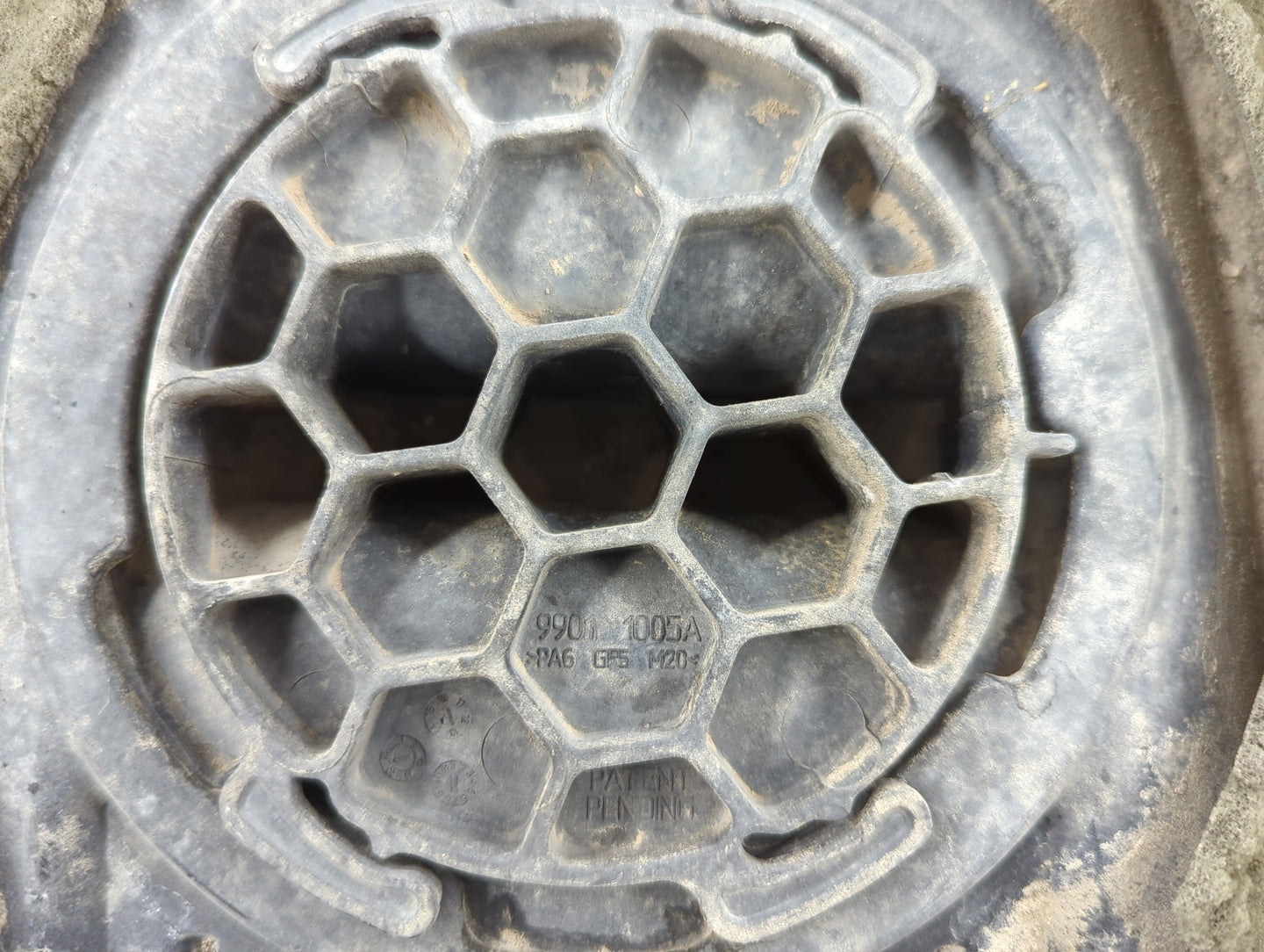 2015 Jeep Grand Cherokee Engine Cover - Oemusedautoparts1.com