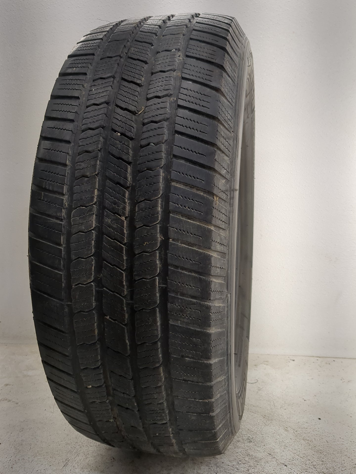 Used Tire 265/60R18 MICHELIN DEFENDER LTX M/S 110T - Tread Depth 8/32 - Oemusedautoparts1.com