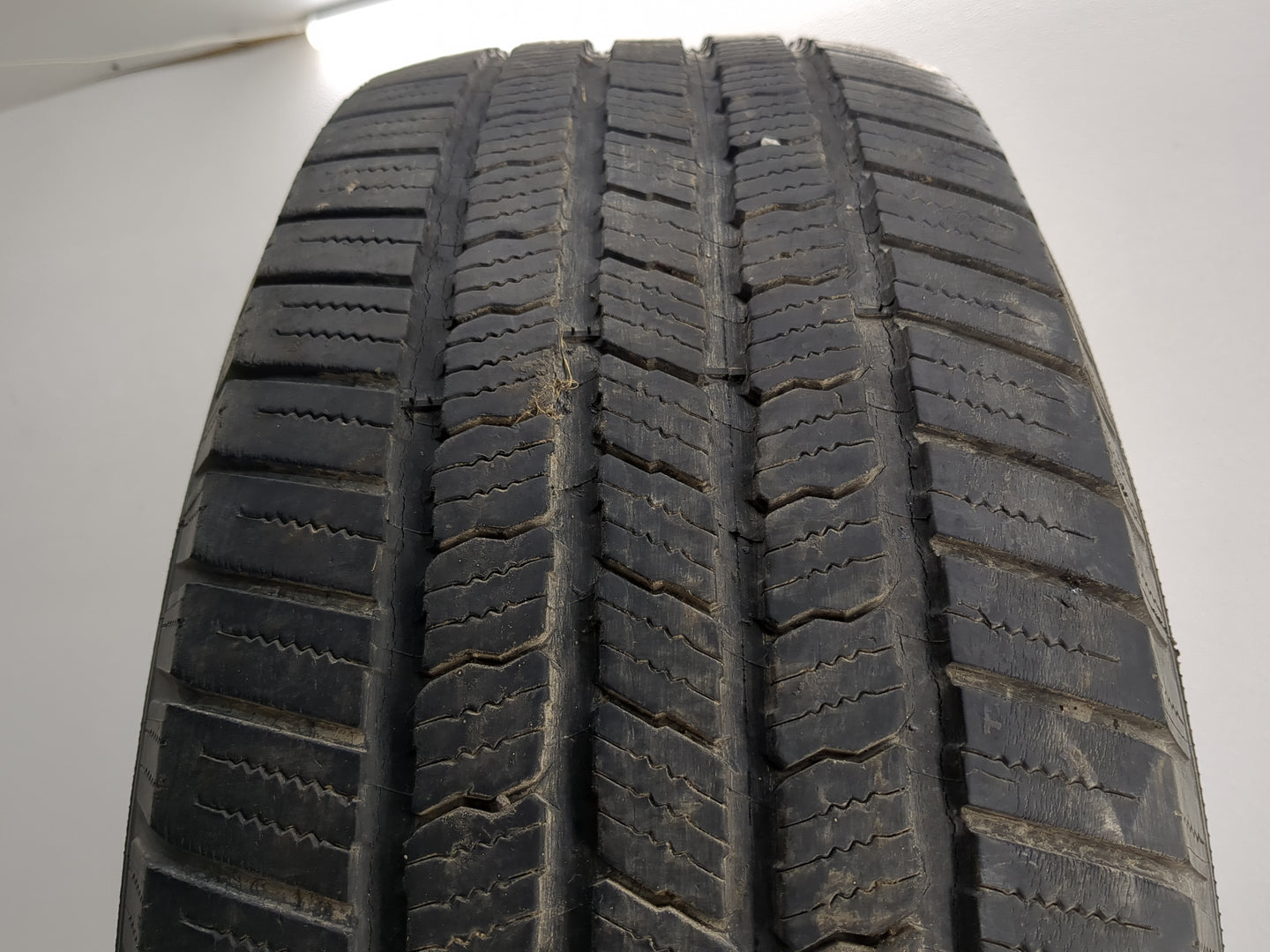 Used Tire 265/60R18 MICHELIN DEFENDER LTX M/S 110T - Tread Depth 8/32 - Oemusedautoparts1.com