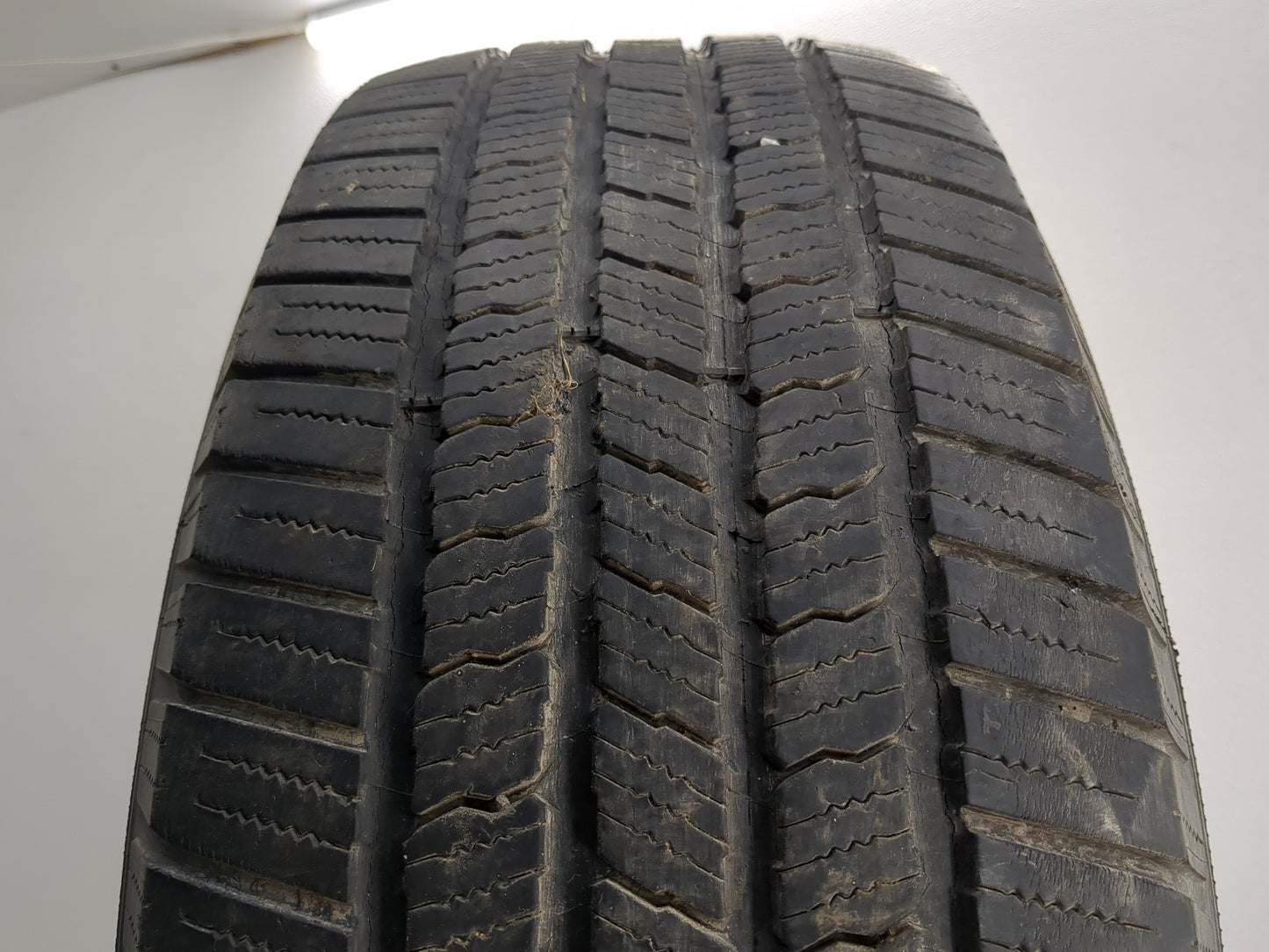 Used Tire 265/60R18 MICHELIN DEFENDER LTX M/S 110T - Tread Depth 8/32 - Oemusedautoparts1.com