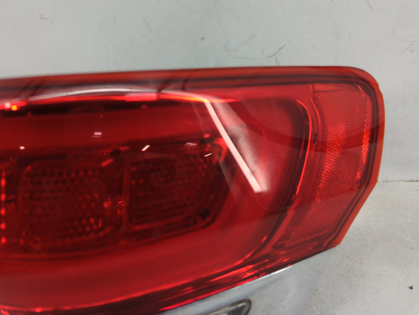 2015 Jeep Grand Cherokee Tail Light Assembly Driver Left OEM P/N:P68110016AE F00HTC402616 Fits OEM Used Auto Parts - Oemused