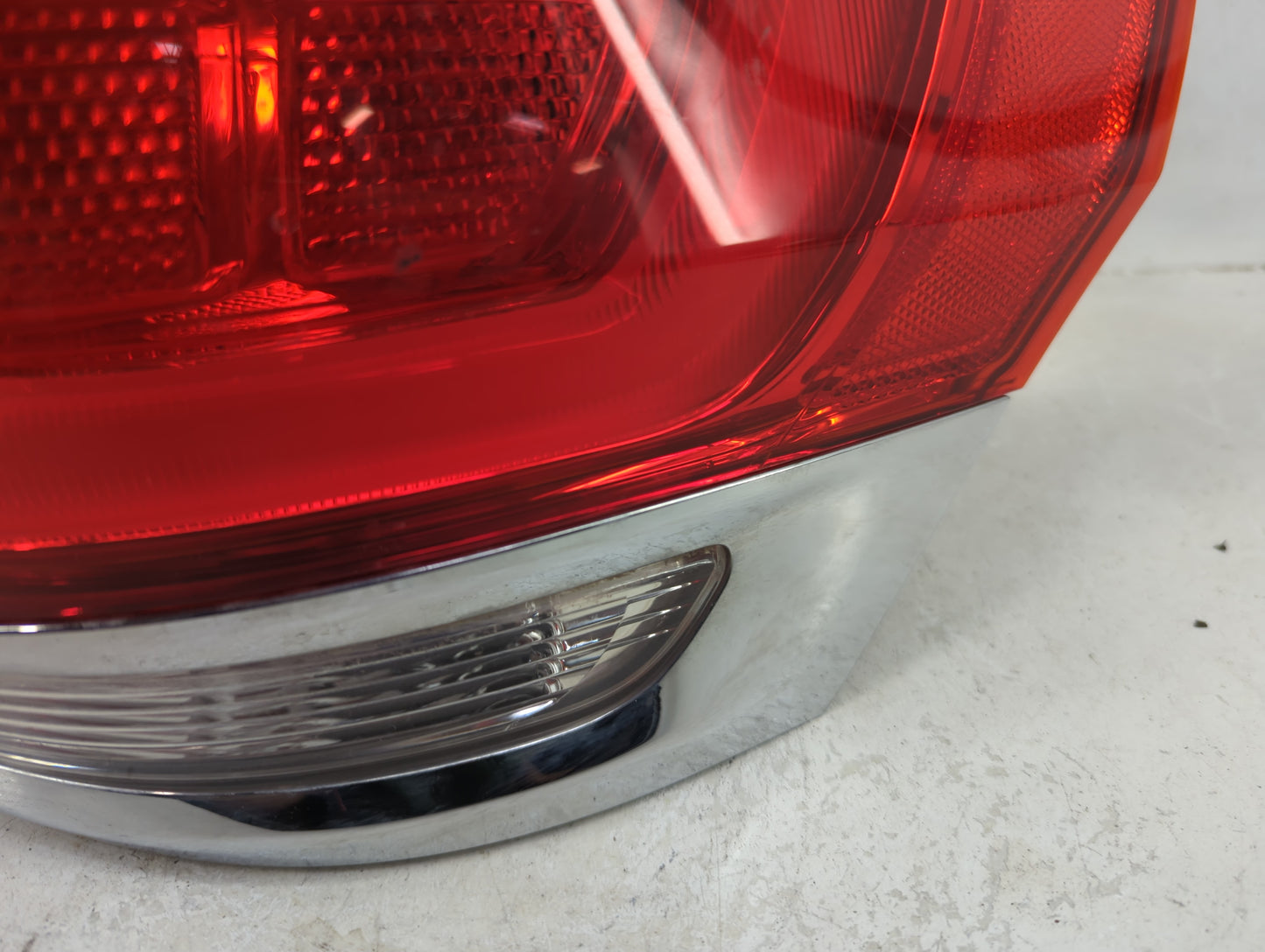 2015 Jeep Grand Cherokee Tail Light Assembly Driver Left OEM P/N:P68110016AE F00HTC402616 Fits OEM Used Auto Parts - Oemused