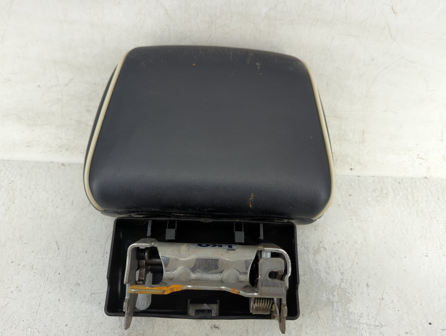 2014-2022 Jeep Grand Cherokee Headrest Head Rest Front Driver Passenger Seat Fits OEM Used Auto Parts - Oemusedautoparts1.co