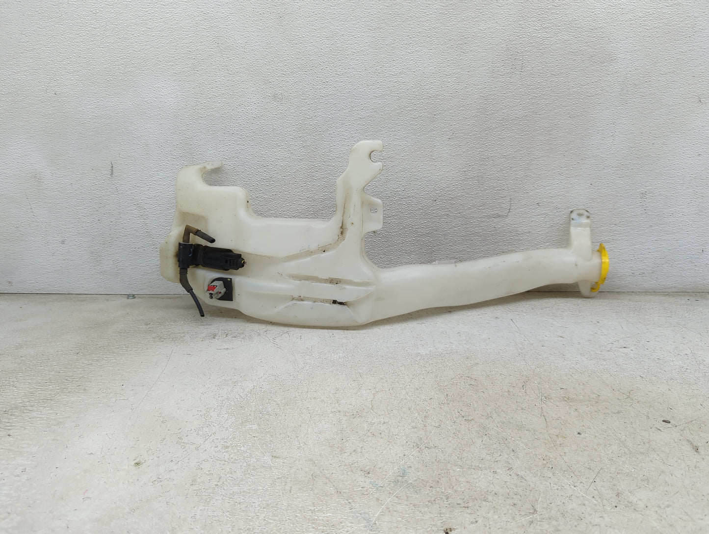 2011 Jeep Grand Cherokee Windshield Washer Fluid Reservoir Bottle Oem 1473883 - Oemusedautoparts1.com