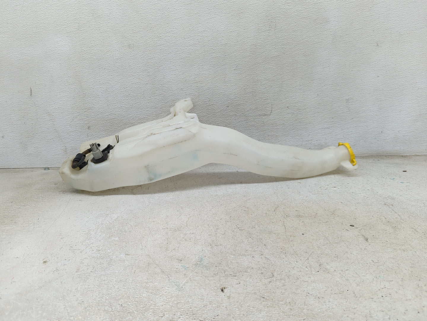 2011 Jeep Grand Cherokee Windshield Washer Fluid Reservoir Bottle Oem 1473883 - Oemusedautoparts1.com