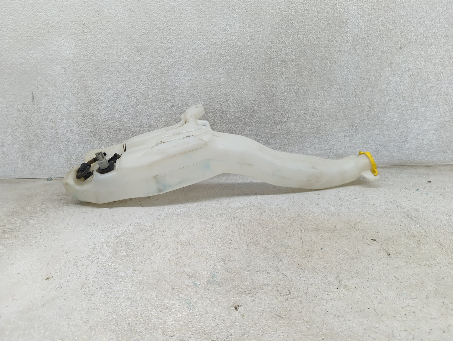 2011 Jeep Grand Cherokee Windshield Washer Fluid Reservoir Bottle Oem 1473883 - Oemusedautoparts1.com